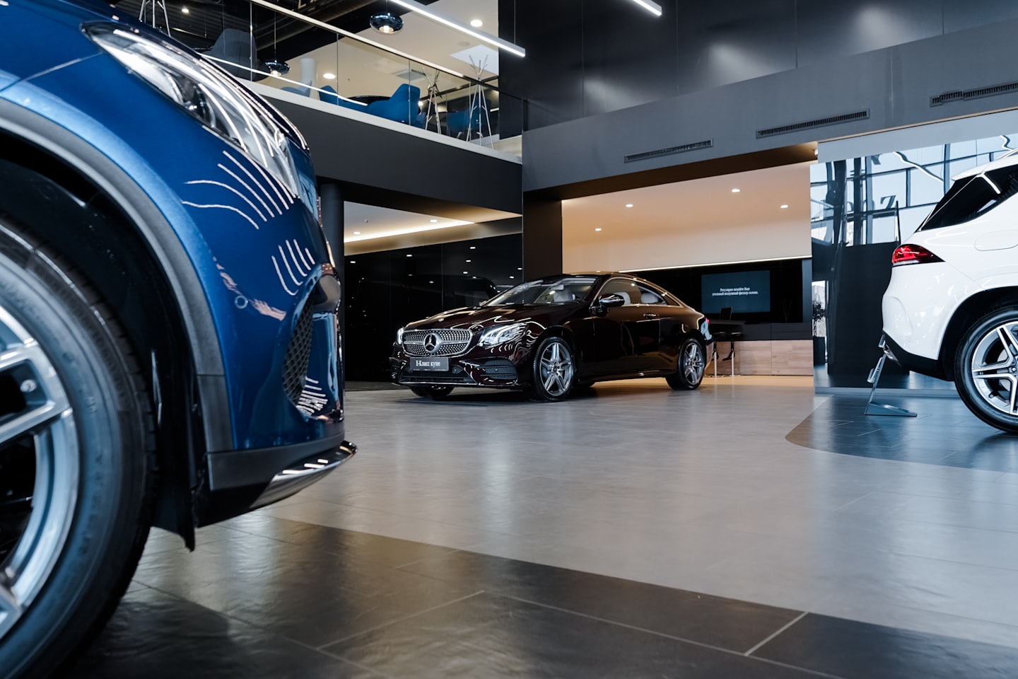 Auto di lusso esposte in uno showroom moderno.