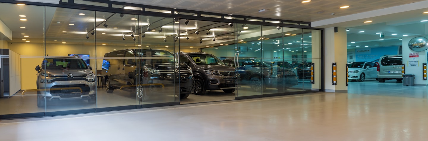 Nuove auto esposte all'interno del moderno showroom di una concessionaria.